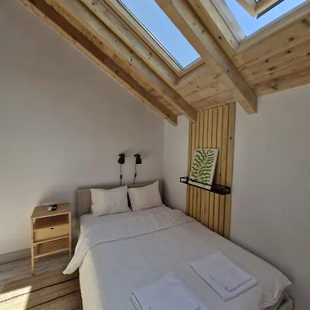 Small Attic With Private Bathroom Бухарест