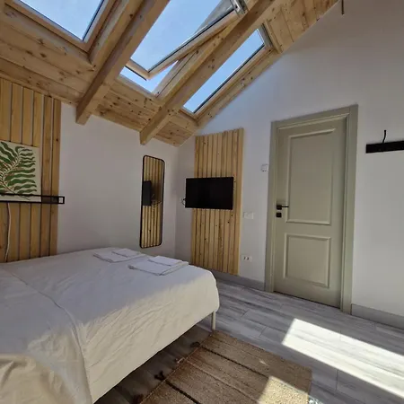 Small Attic With Private Bathroom Апартаменти