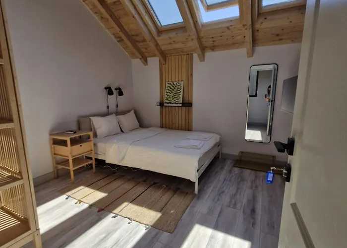דירה Small Attic With Private Bathroom בוקרשט