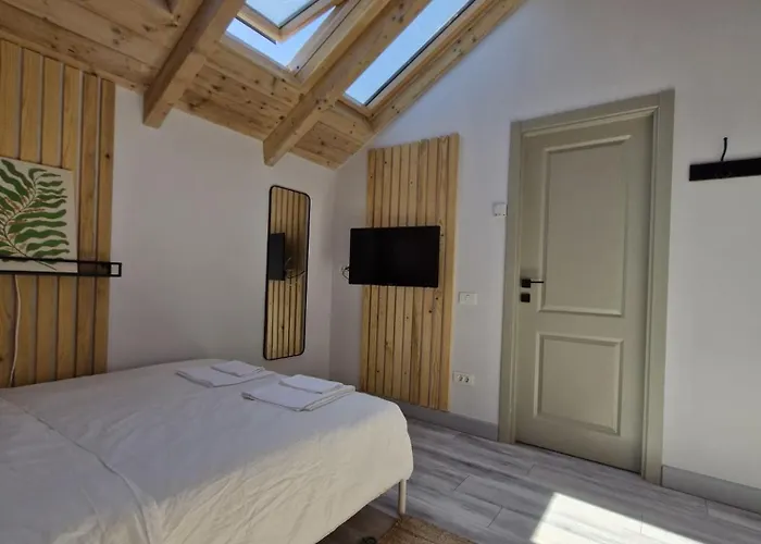 Small Attic With Private Bathroom דירה